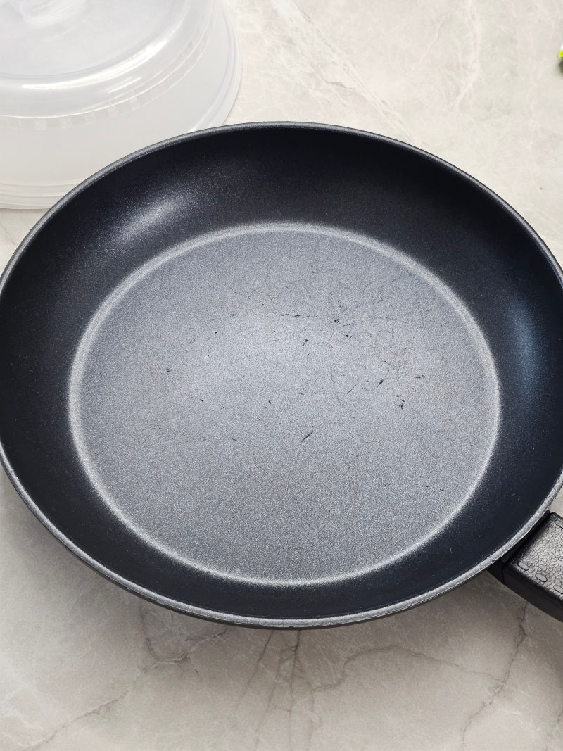 "아직 멀쩡해 보이는데" 코팅 벗겨진 후라이팬 어떻게 할까?