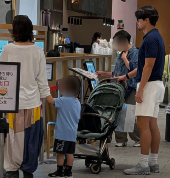 Hyun Bin and Son Ye-jin spotted with their son in Tokyo, Japan... Son's hand tucked into mom's sleeve catches attention