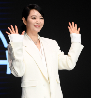 “15명 강의료를 전부 냈다고?” 김혜수, 하지영에게 건넨 문자 한 통…17년 인연 속 미담 또 ....