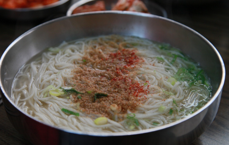 잔치국수 맛있게 만드는 법｜멸치육수와 간장 양념장 만들기 실패 없는 집밥 레시피