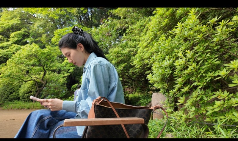 가을 감성 가득 채운 수지 유튜브, 셀린느 가방과 청순 데일리룩