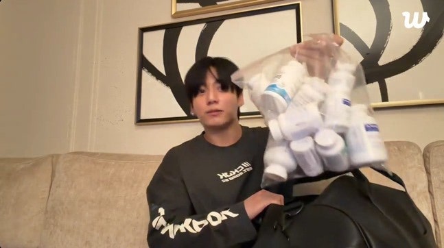 BTS 정국 약 수십 개 공개 “약사 조언으로 세팅한 건 아냐”…위버스 라이브 건강 근황에 팬....
