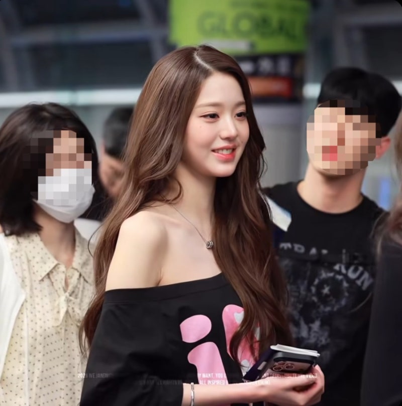 장원영 공항룩, 진짜 티셔츠 한 장만 입었네? 힘 빼니까 더 예뻐