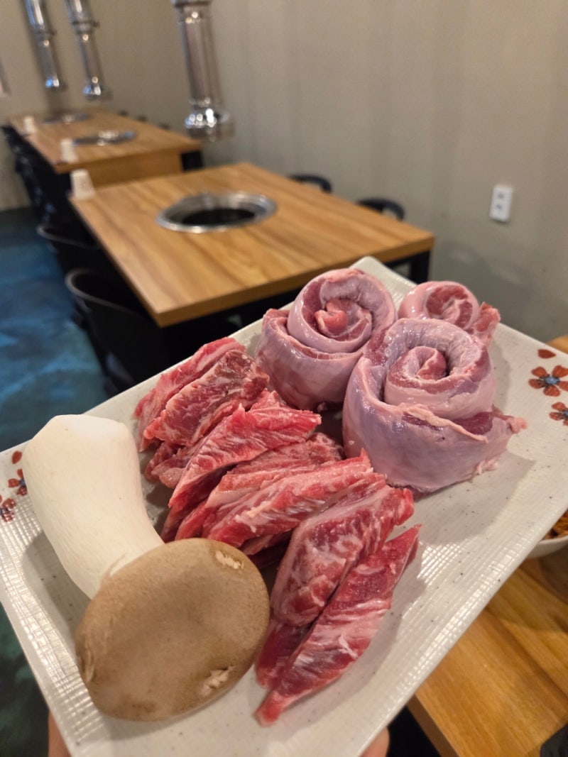 [ 입안에서 사르르 녹는 마블링 소고기와 돼지고기 맛있는 양양군청 맛집 ] 정일돈 양양점