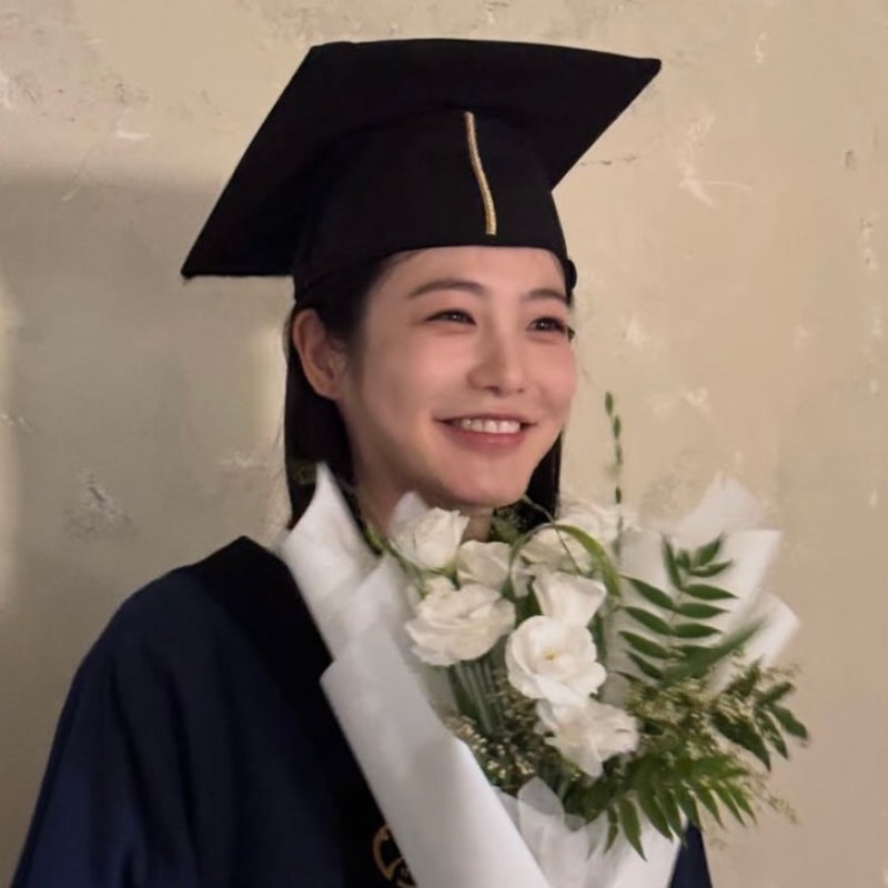 "학사모 없으면 고딩인 줄.." 10년 만 대학 졸업한, 신예은 단발