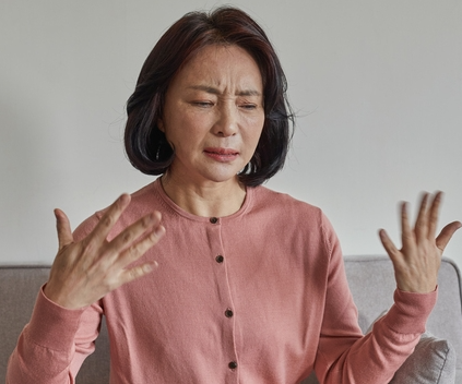 갑자기 얼굴이 확 달아오른다면? 갱년기 열감·홍조의 정체