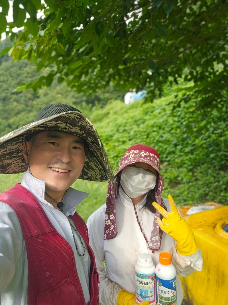 유기농사과밭에 청충불패와 닥터푸란트를 살포했어요.