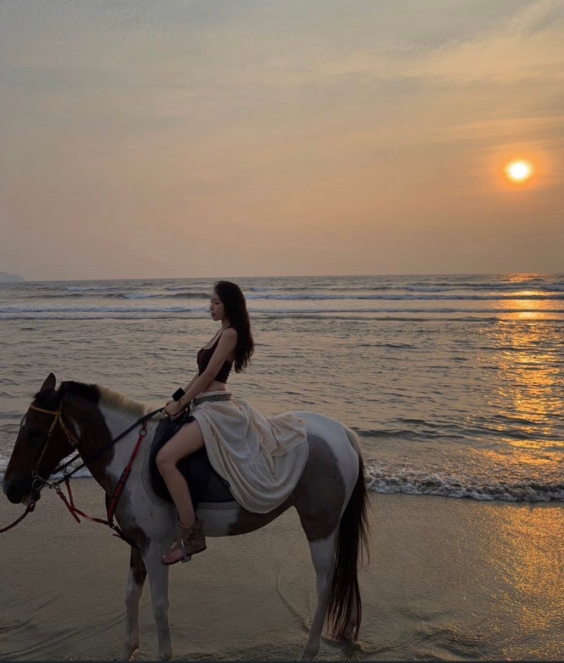 애마부인 알면 연령대 나오는데.. 이솔이 해변 승마룩, 검정 비키니 어디꺼?