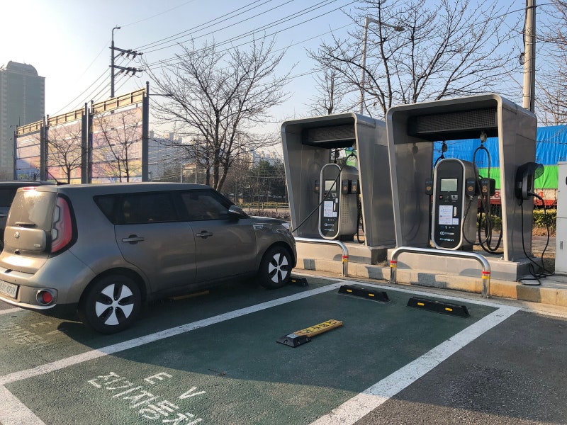 전기차 충전 총정리, 급속·완속 차이부터 충전구역 주차 과태료까지