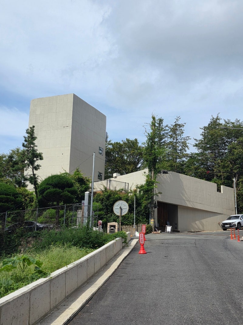 부산 우암동 도시숲 감성 가득한 대형카페 머믄 달