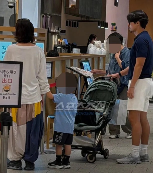 현빈♥손예진 아들과 도쿄 가족여행 포착, 유모차 잡은 현빈과 엄마에게 꼭 붙은 아들