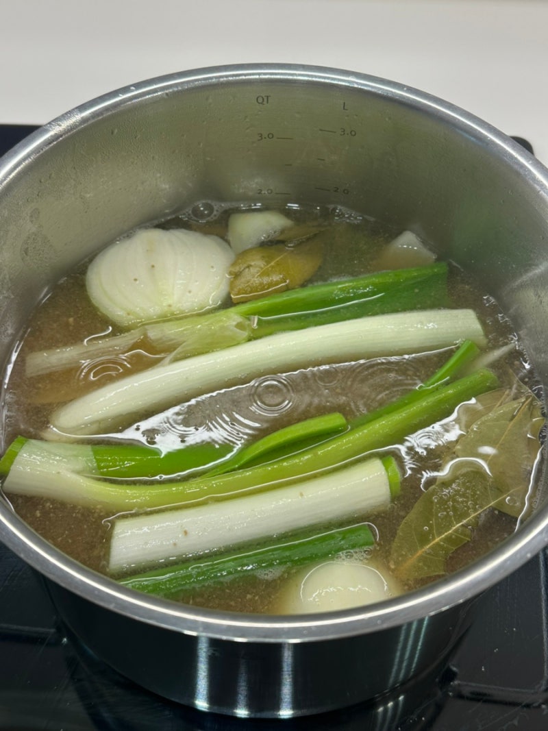 돼지 앞다리살 수육 레시피｜잡내 없이 부드럽게 삶는 방법