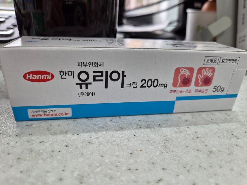 [약사 칼럼] 하얗게 일어나는 각질, 무작정 뜯지 마세요: 단순 건조증부터 '각화형 무좀'까지 ....