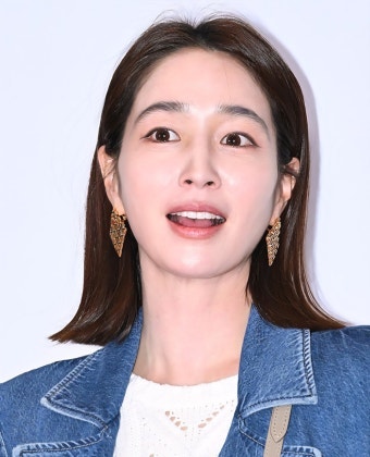 이민정 행사장 드레스 끈 노출 해프닝, 이병헌 사진까지 잘라낸 유쾌한 대처