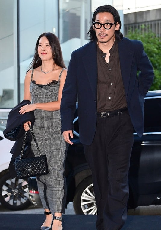 “웬 부부싸움 포즈?” 백지영 정석원, 레드카펫서 총 겨누고…11년 차의 반전