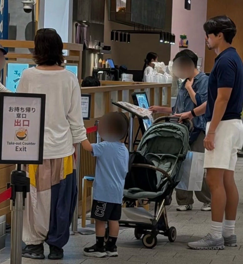 손예진 가족 여행룩에서 꾸준히 등장하는 하렘팬츠