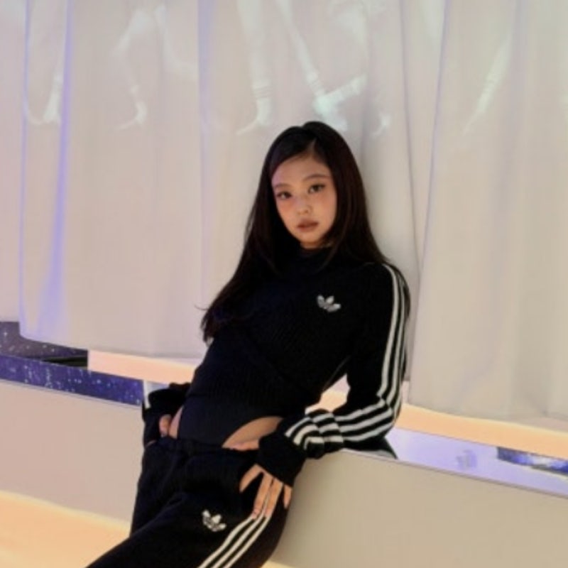 "제니 아디다스 화보 착장 완벽 분석 트랙탑 져지부터 스니커즈까지"