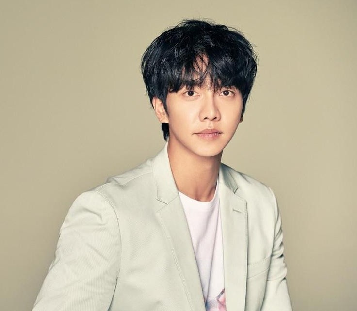 이승기, 22년 차 가수 유튜브 첫 촬영은 노래방