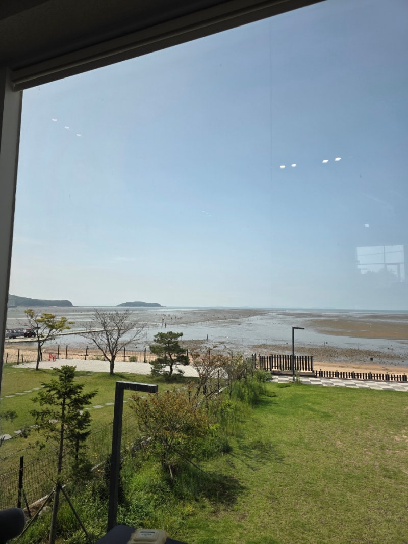[영종도 데이트] 카페 미음, 최고의 영종도 오션뷰와 다양한 베이커리, 바닷길을 걸을 수 있....