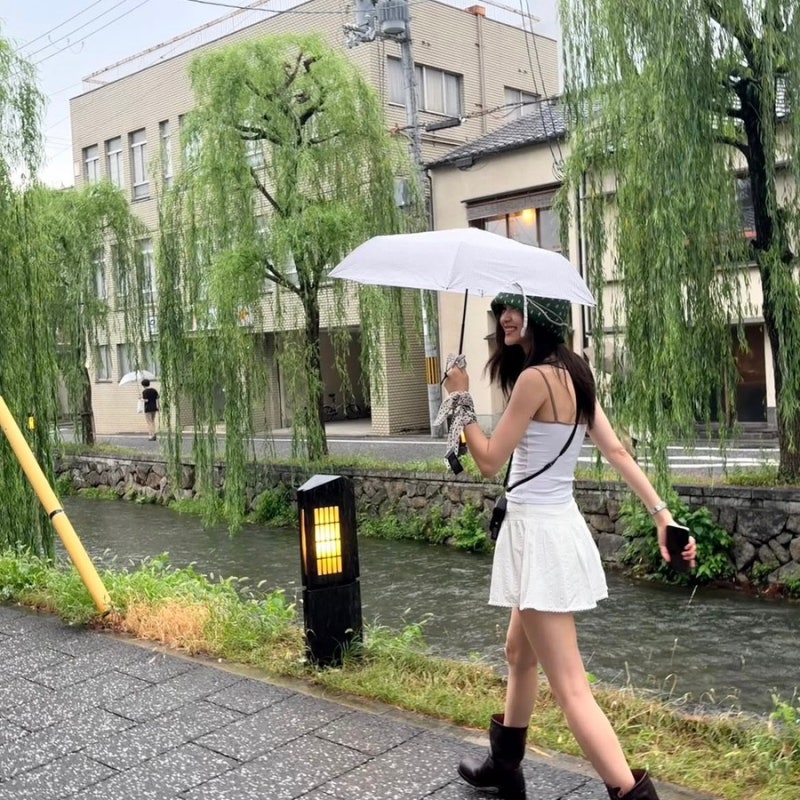 김태리 일본 여행룩 1000만원대 시계 화제, 단발 부터 중단발허쉬컷 스타일