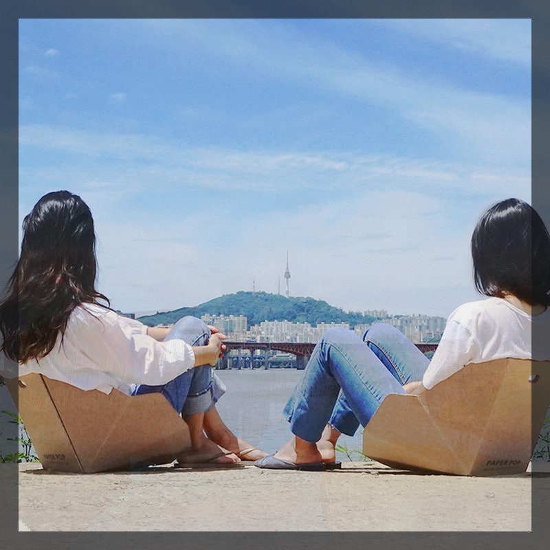 휴대용 종이의자 메가토트 2개 등받이 접이식 피크닉 세트 골판지 그라운드체어의 장점은 무....