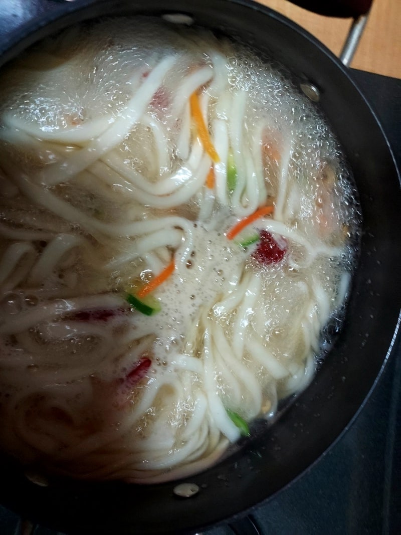 간편하게 한 끼 해결! 뜨끈하고 쫄깃한 비비고 바지락칼국수
