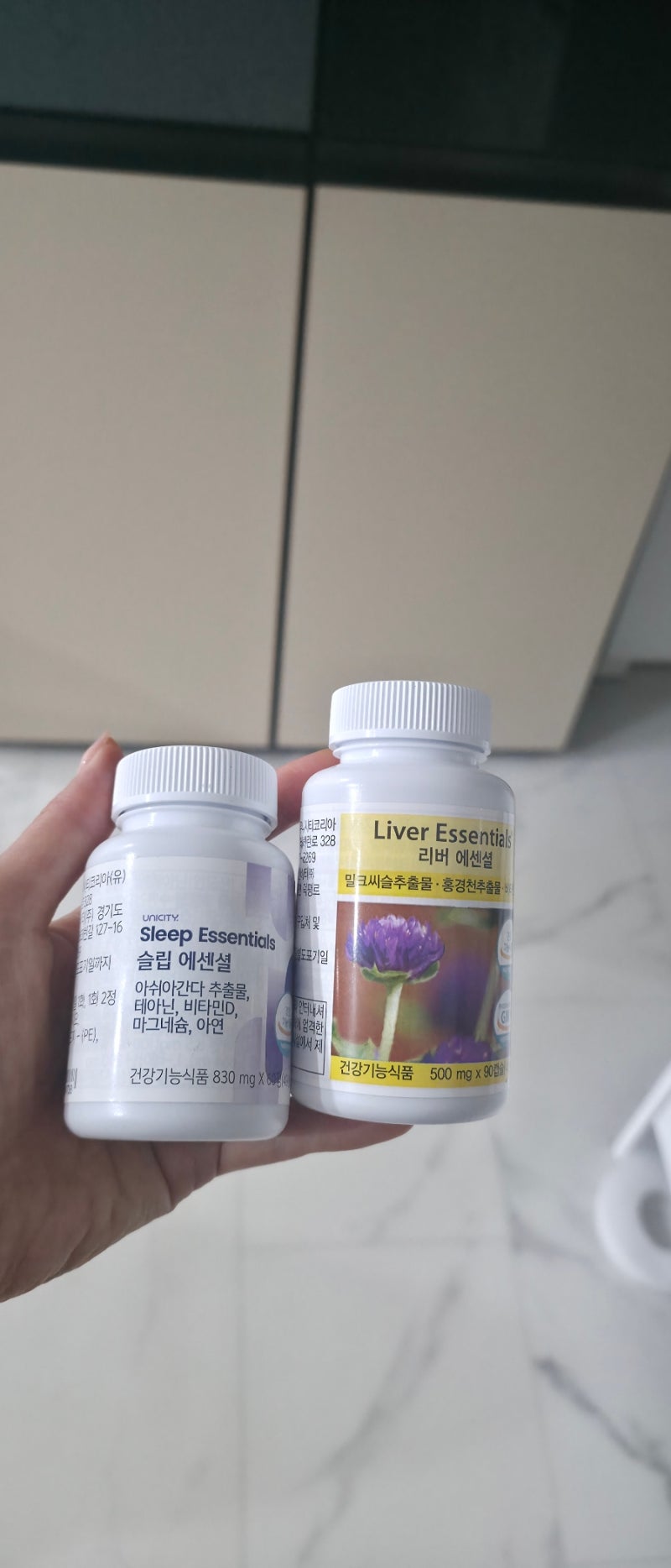 갱년기 지나며 잠이 달라진 뒤 생긴 밤 습관, 자기 전 유니시티 슬립 에센셜과 리버 에션셜을....