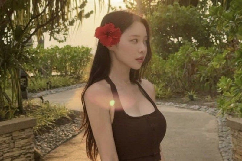박성광 아내 이솔이, 비키니 입고 해변 승마까지…"복근 유지한 채 먹부림" 고백한 화제의 휴....