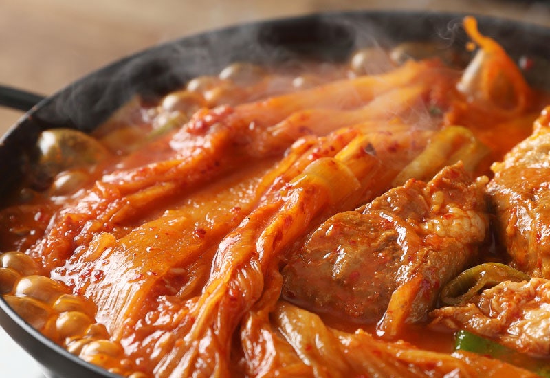 [레시피] 집에서 끝내는 ‘원팬 Pork Kimchi Stew’! 푹 익은 돼지고기 김치찜 레시피 (실패 없는 ....