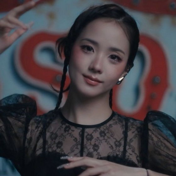 지수가 그래미상 수상자와 작업한 이유…'클릭' 뮤비의 진짜 의도