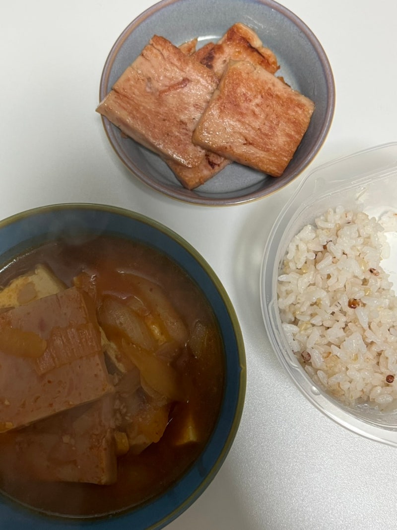 스팸 하나 넣었을 뿐인데 밥 한공기 순삭… 스팸두부짜글이