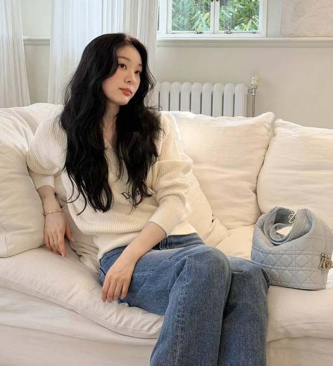 김연아, 니트에 청바지 입었을 뿐인데… 디올백 하나로 완성된 가을룩
