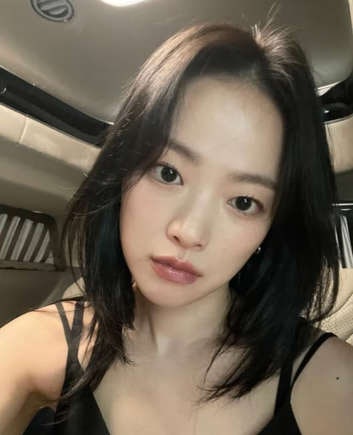 천우희 새 프로필 공개, 1987년생 맞아? 블랙 드레스부터 청순 화이트룩까지 ‘천의 얼굴’