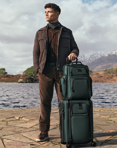 투미 TUMI FW26 랜도 노리스 캠페인, 가을 여행 캐리어부터 백팩까지
