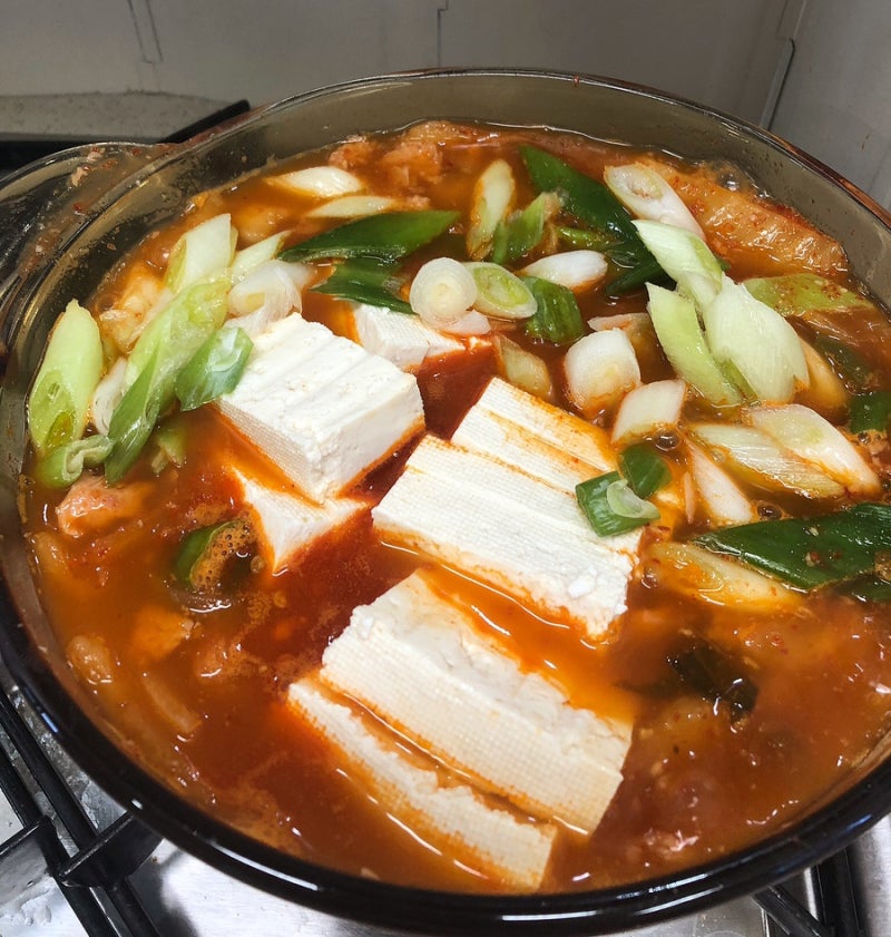 새콤칼칼한 밥도둑, 스팸김치찌개 황금레시피 (+ 실패 없는 묵은지 요리 팁)