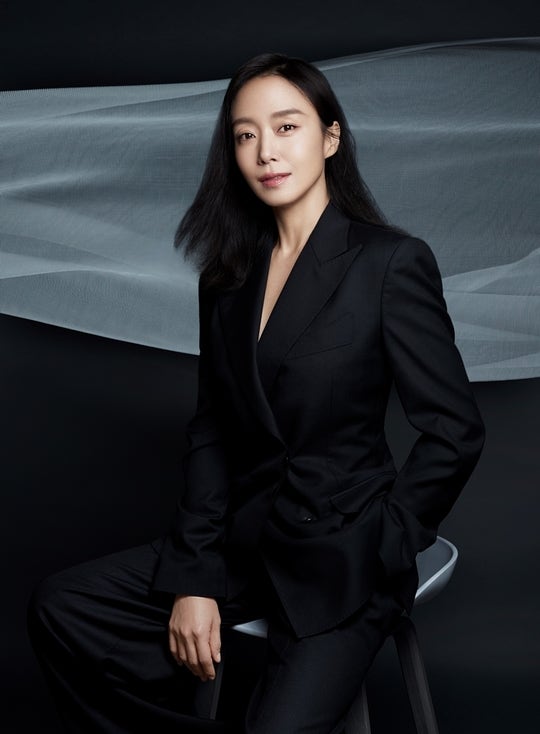 전도연 53세, ‘칸의 여왕’이 다시 돌아왔다｜《가능한 사랑》부터 패션·가방까지