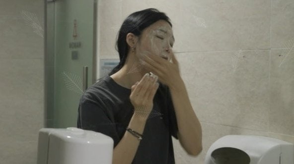 13-year veteran Apink's Jung Eun-ji: Bare-faced wash in a public restroom, and 380 days of living with her manager... 'The Manager' captures it all