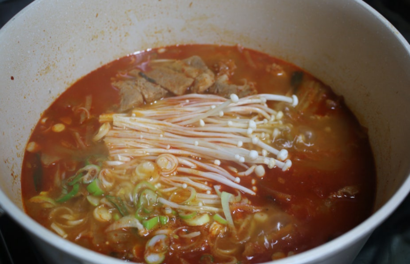 돼지 김치찌개 레시피 목살 넣고 감칠맛나게 끓이는법