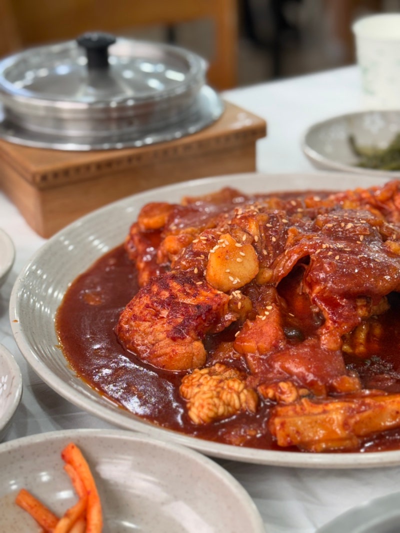 [束草美食] 束草旅行中發現的魟魚蒸美食店束草港蒸！軟嫩的燉魟魚和石鍋飯