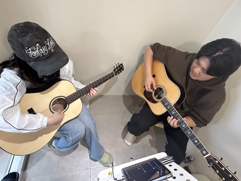 오늘은뮤직 양정점 레슨실에서 기타 수업이 진행되는 모습