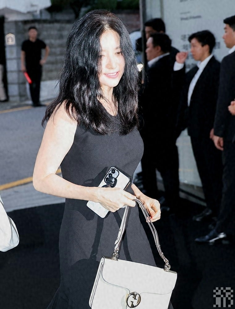 54세 이영애, 옅은 화장으로 참석한 자리에서 드러난 것들