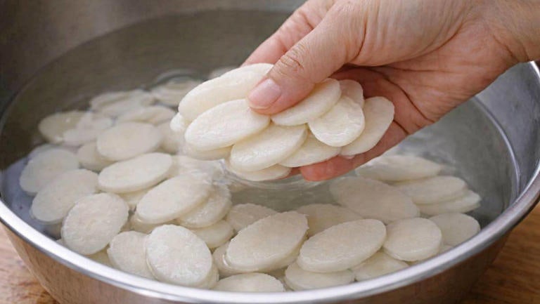 "아직도 떡국떡 불리세요?" 30년 떡집 장인이 밝힌 '맑은 국물'의 비밀