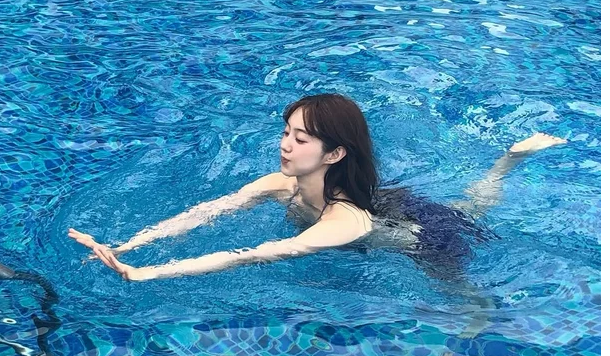 '북한 아이유' 박세완, 담요 두르고 과감한 비키니 자태