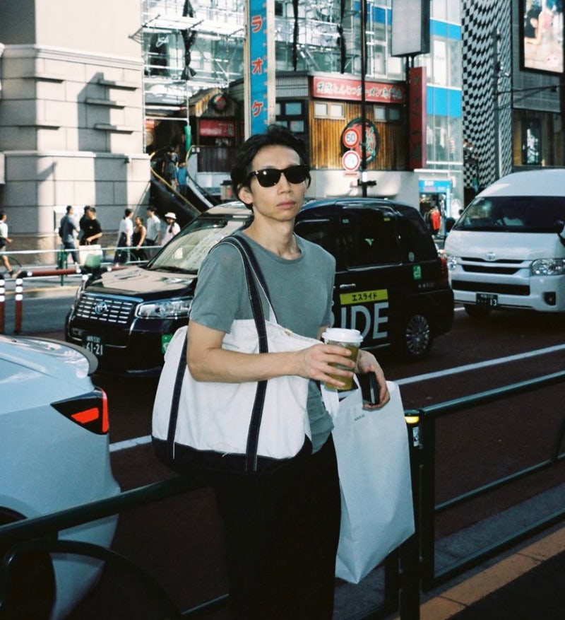 옷 잘 입는 봉태규는 명품보다 오히려 이런 '에코백'을 든다