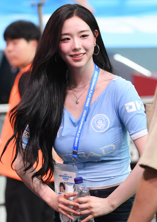 권은비 제치고 ‘워터밤 여신’ 투표 1위 했던 김채연…이번엔 맨시티 유니폼 화제