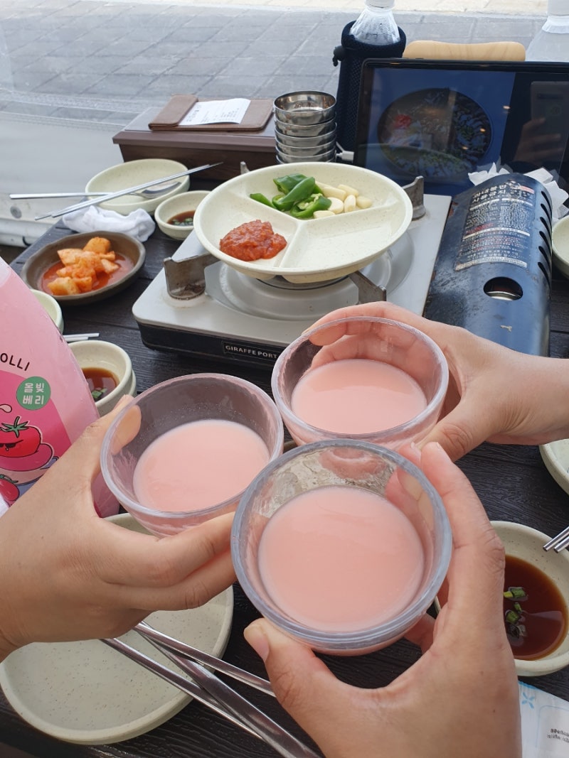 다대포할매집 후기｜오후 4시부터 웨이팅, 딸기막걸리와 바다뷰