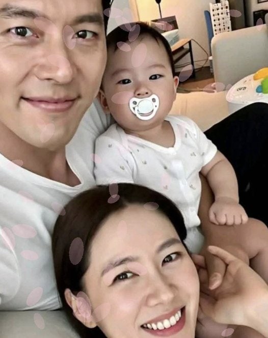 현빈 손예진 부부의 일상이 역대급 난리 난 이유, 소매 속 아들의 손이 말해주는 것