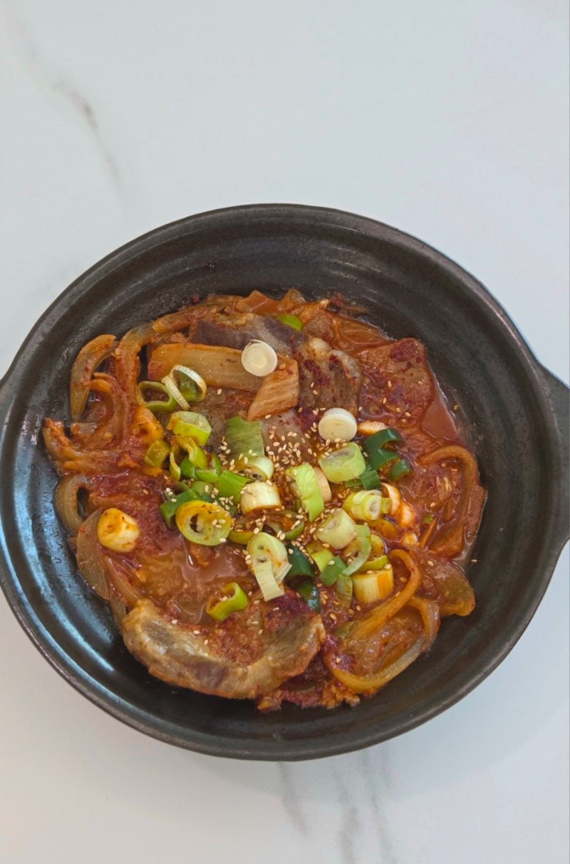 신김치 없이 완성하는 푹 익은 '목살 김치찜'ㅣ돼지고기 김치찜 레시피 1인가구 요리