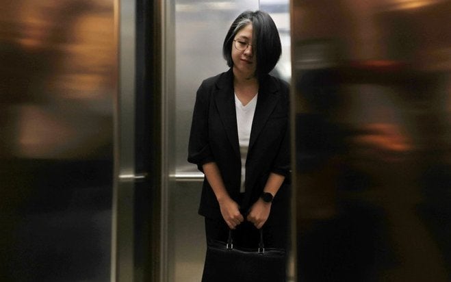 출근길 종이 세례 맞은 장관 후보…150만 청년의 분노가 터졌다