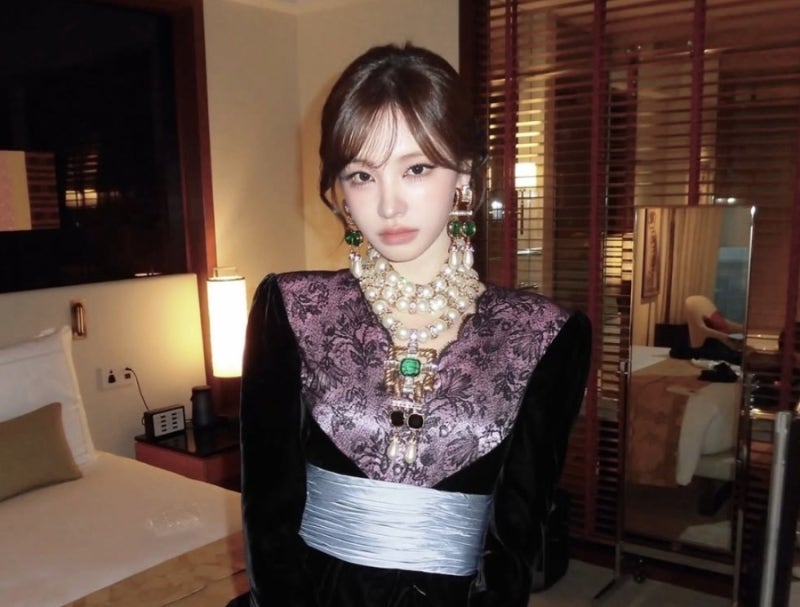 IVE Liz Makeup Info: Valentino Photoshoot Lip & Cheek Details